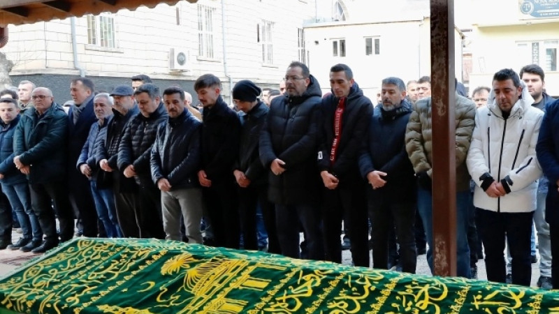 ALİ ÇAMUR SON YOLCULUĞUNA UĞURLADI 