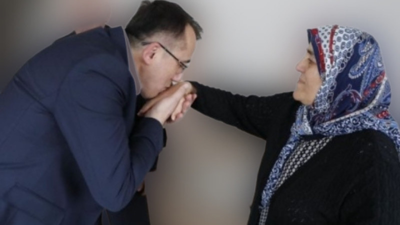 Savran Seçim Çalışmalarına Anne Ve Babasının Ellerini Öperek Başladı