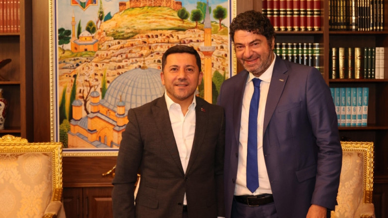 ÜNLÜ ŞARKICI HAKAN TAŞIYAN'DAN BAŞKAN ARI’YA ZİYARET