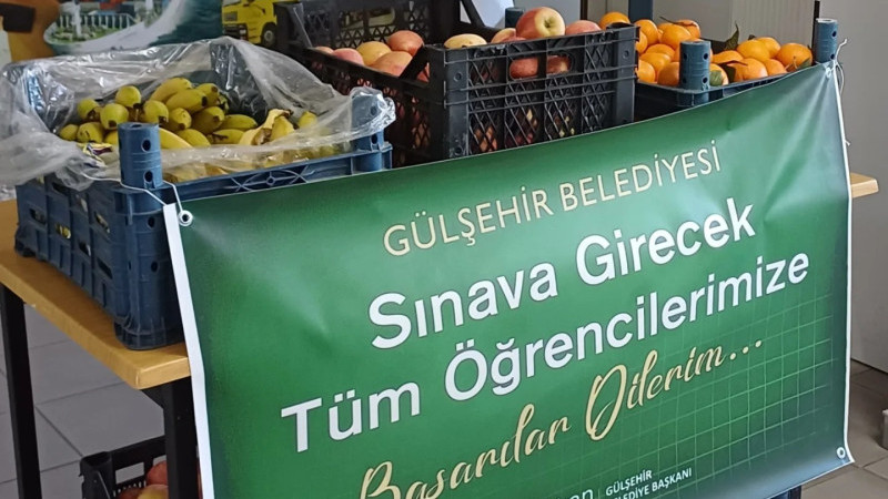 Yüksekokul Öğrencilerine Belediyeden Meyve İkramı