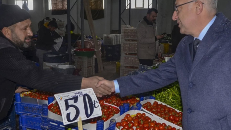 Başkan, Perşembe Pazarında Esnafları Ziyaret Etti
