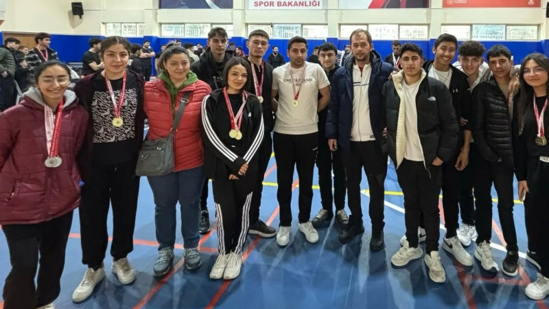 Gülşehir’li Öğrencilerden Bilek Güreşinde Büyük Başarı