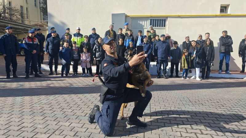 Öğrenci Ve Velilerinden Gülşehir Jandarmasına Ziyaret