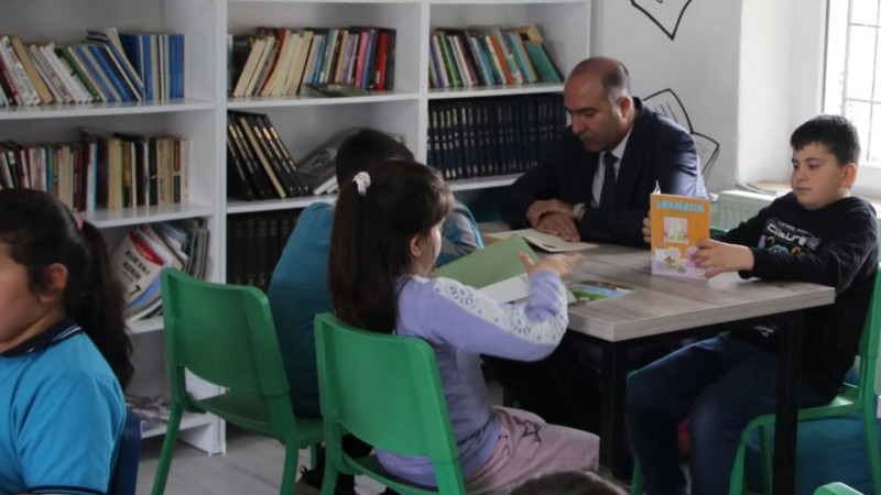 İlçe Milli Eğitim Müdürü, Öğrencilerle Kitap Okudu