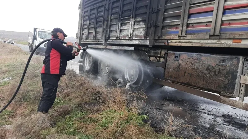TIR'ın Dorse Lastiğinde Çıkan Yangın Söndürüldü