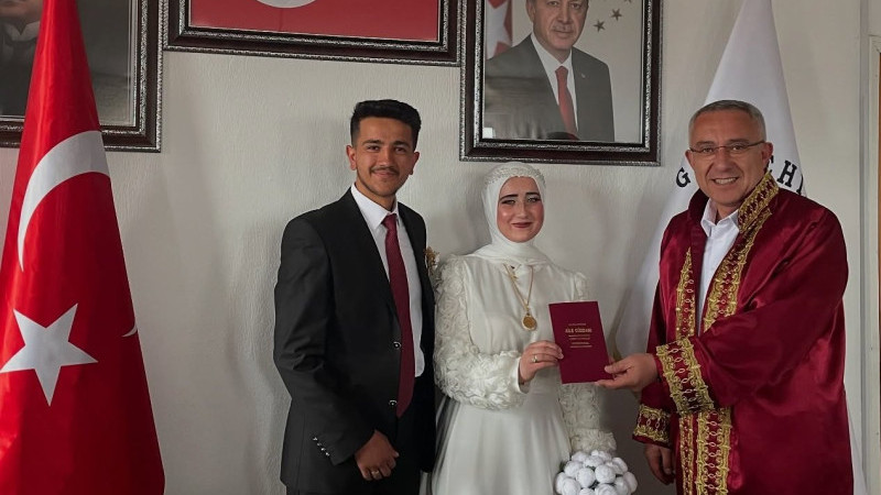 Belediye Başkanı Erkan Çiftci, Genç Çiftin Nikâhını Kıydı