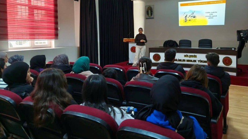 Üniversite Öğrencilerine Aile Ve Evlilik Semineri Verildi