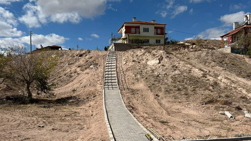 Öğrenciler Tozlu ve Çamurlu Okul Yolundan Kurtuldu