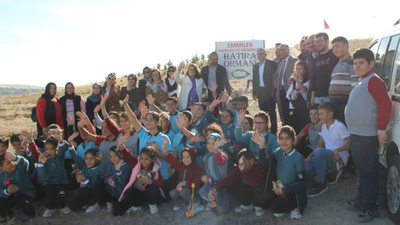 Öğrenciler Tarafından Hatıra Ormanına Çam Fidanları Dikildi