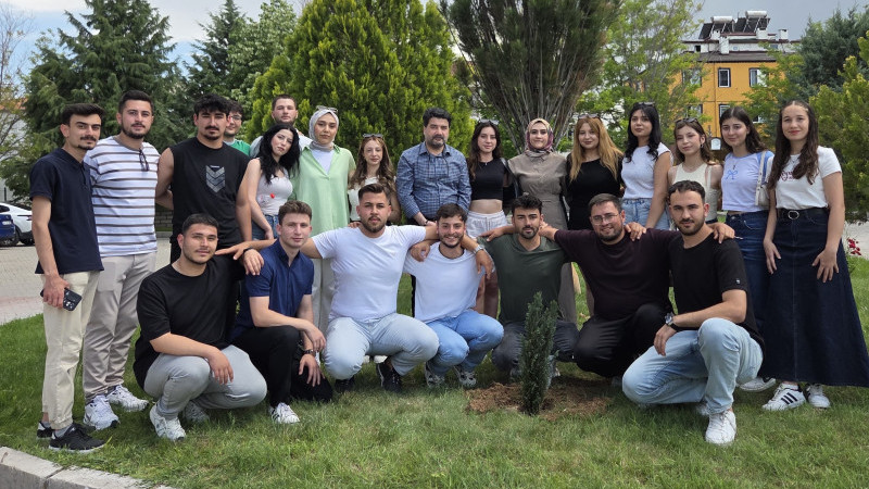 Yüksekokul Öğrencileri Mezuniyet Hatırası Fidan Dikti