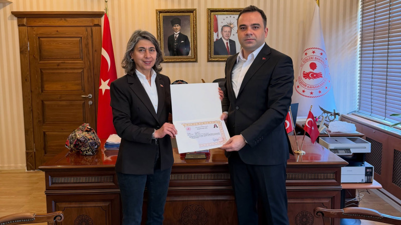 Kaymakam Değirmenci’den Tayini Çıkan Kütüphane Müdürü’ne Başarı Belgesi